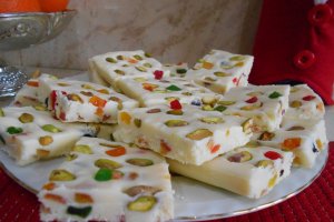 Desert ciocolata alba de casa, cu fistic si fructe confiate