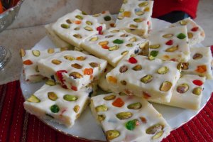 Desert ciocolata alba de casa, cu fistic si fructe confiate