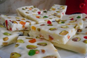 Desert ciocolata alba de casa, cu fistic si fructe confiate