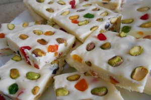 Desert ciocolata alba de casa, cu fistic si fructe confiate