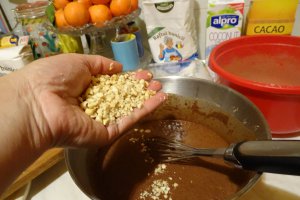 Desert cupcakes cu alune de padure si ciocolata