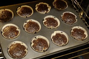 Desert cupcakes cu alune de padure si ciocolata