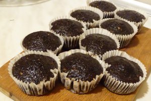 Desert cupcakes cu alune de padure si ciocolata
