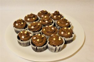 Desert cupcakes cu alune de padure si ciocolata