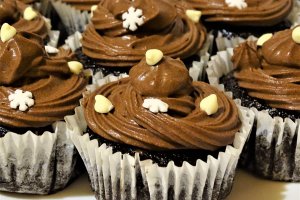 Desert cupcakes cu alune de padure si ciocolata