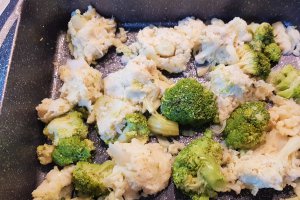 Gratin cu broccoli, dovlecei si carnat