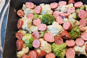 Gratin cu broccoli, dovlecei si carnat