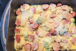 Gratin cu broccoli, dovlecei si carnat