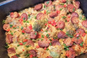 Gratin cu broccoli, dovlecei si carnat
