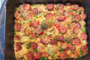 Gratin cu broccoli, dovlecei si carnat
