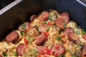 Gratin cu broccoli, dovlecei si carnat