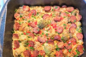 Gratin cu broccoli, dovlecei si carnat