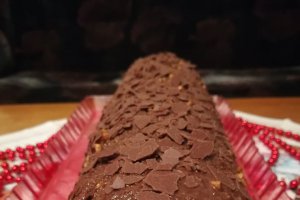 Desert rulada cu nuca, frisca, gem de caise si ciocolata