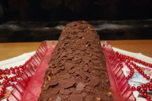 Desert rulada cu nuca, frisca, gem de caise si ciocolata