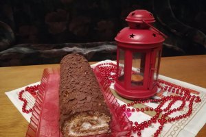 Desert rulada cu nuca, frisca, gem de caise si ciocolata