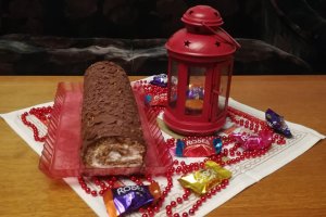 Desert rulada cu nuca, frisca, gem de caise si ciocolata