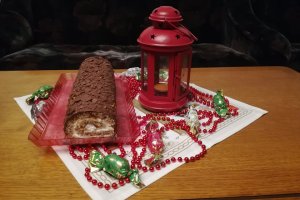 Desert rulada cu nuca, frisca, gem de caise si ciocolata