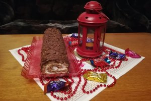 Desert rulada cu nuca, frisca, gem de caise si ciocolata
