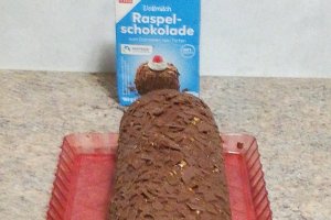 Desert rulada cu nuca, frisca, gem de caise si ciocolata