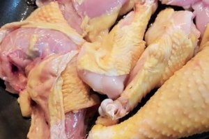 Pui cu salvie si lamaie, papardelle si spanac