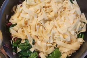 Pui cu salvie si lamaie, papardelle si spanac