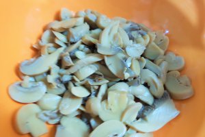 Salata de pui cu ciuperci si porumb in straturi