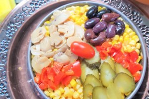 Salata de pui cu ciuperci si porumb in straturi