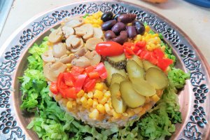Salata de pui cu ciuperci si porumb in straturi