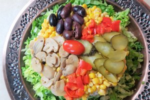 Salata de pui cu ciuperci si porumb in straturi