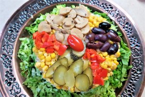 Salata de pui cu ciuperci si porumb in straturi