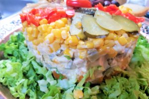 Salata de pui cu ciuperci si porumb in straturi