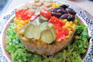 Salata de pui cu ciuperci si porumb in straturi