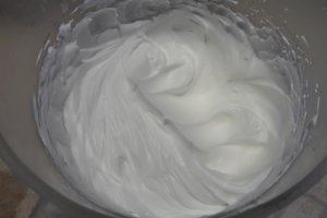 Desert tort cu mure, nuci si crema de ciocolata