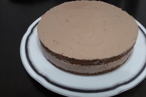 Desert tort cu mure, nuci si crema de ciocolata