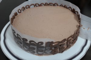 Desert tort cu mure, nuci si crema de ciocolata