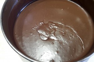 Desert tort cu mure, nuci si crema de ciocolata