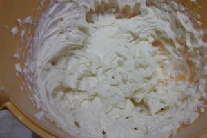 Desert tort cu mure, nuci si crema de ciocolata