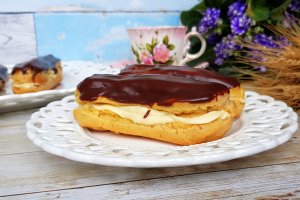 Desert ecleruri cu crema de vanilie