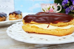 Desert ecleruri cu crema de vanilie