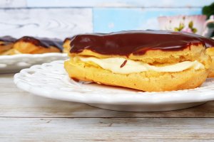 Desert ecleruri cu crema de vanilie