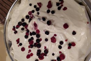 Desert Tiramisu cu fructe de padure