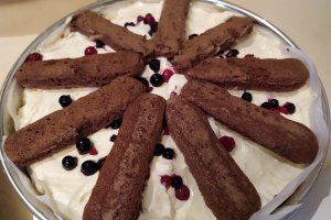 Desert Tiramisu cu fructe de padure