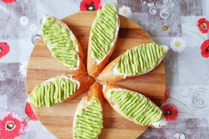 Aperitiv tartine cu branza, avocado si diverse combinatii