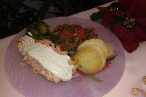 Somon la cuptor cu legume sote si sos din vin alb