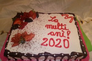 Desert tort cu mousse straciatella, oreo si piure de zmeura