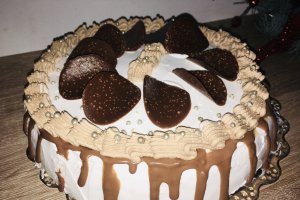 Desert tort clasic cu crema de vanilie si de ciocolata