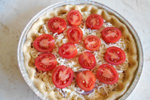 Aperitiv tarta cu branzeturi si rosii cherry