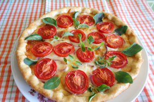 Aperitiv tarta cu branzeturi si rosii cherry