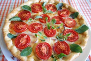 Aperitiv tarta cu branzeturi si rosii cherry