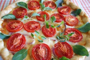 Aperitiv tarta cu branzeturi si rosii cherry